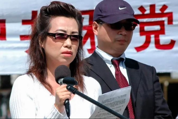 Los denunciantes Annie y Peter en una conferencia de prensa en Washington, D.C., el 20 de abril de 2006. Fue su primer testimonio público sobre las atrocidades de sustracción de órganos a gran escala en China. (The Epoch Times)