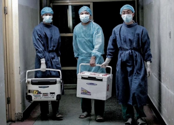 Los médicos transportan órganos frescos para trasplantes en un hospital de la provincia de Henan, China, el 16 de agosto de 2012. (Captura de pantalla vía Sohu.com)