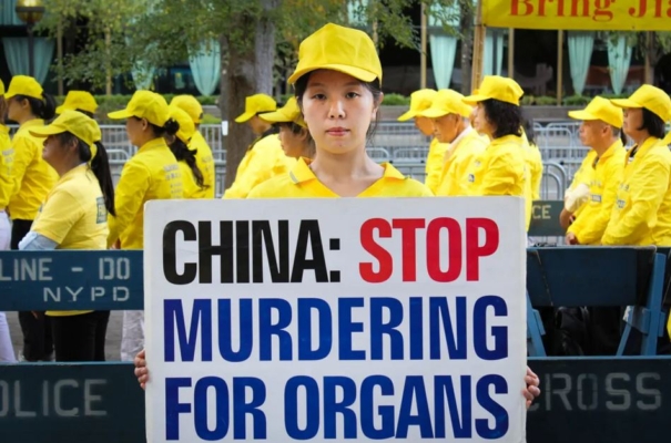 Han Yu, cuyo padre fue asesinado en China por su creencia en Falun Gong, en una manifestación en la Plaza de las Naciones Unidas en la ciudad de Nueva York el 2 de septiembre de 2019. 24, 2019. (Eva Fu/The Epoch Times)