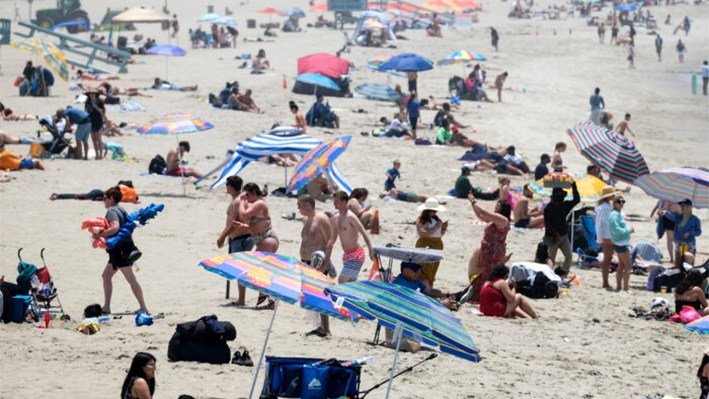 Bañistas en Santa Mónica, California, el 16 de junio de 2021. (Ringo H.W. Chiu/Foto AP)