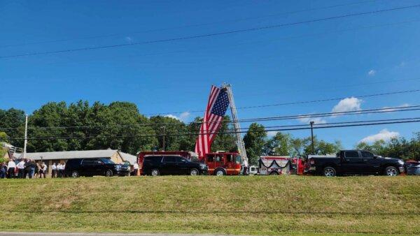 La Iglesia Metodista de Cabot, a la que asistía Corey Comperatore, celebró su funeral en Cabot, Pensilvania, el 19 de julio de 2024. (Jeff Louderback/Epoch Times)