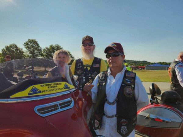 Tiffany Simmons (derecha), Tom McEnteer (centro) y Debbie Schoffenheimer (izquierda) fueron algunos de los Patriot Guard Riders que participaron en el cortejo fúnebre de Corey Comperatore. (Jeff Louderback/Epoch Times)