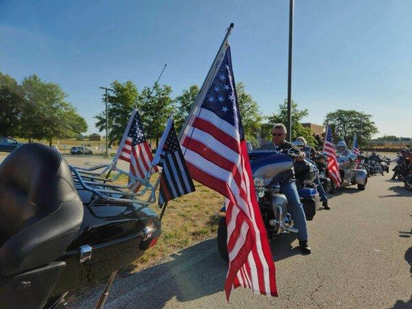 Motociclistas de la Patriot Guard Riders participaron en el cortejo fúnebre por Corey Comperatore el 19 de julio de 2024 en Freeport, Pa. (Jeff Louderback/Epoch Times)