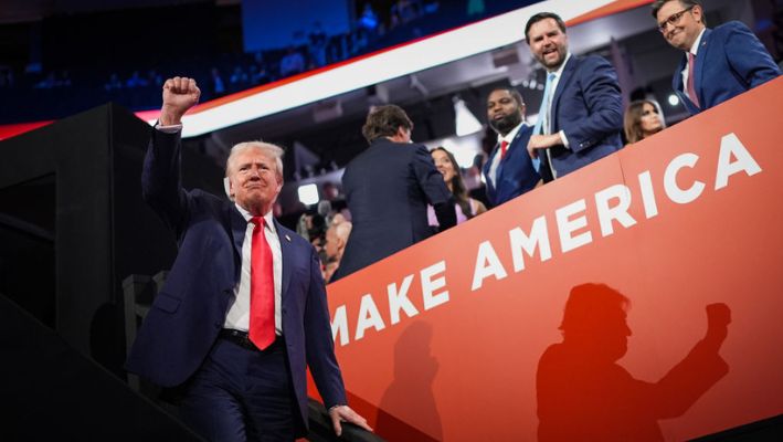 El candidato presidencial republicano, el expresidente de los Estados Unidos Donald Trump, hace un gesto durante el primer día de la Convención Nacional Republicana en el Foro Fiserv el 15 de julio de 2024 en Milwaukee, Wisconsin. (Andrew Harnik/Getty Images)