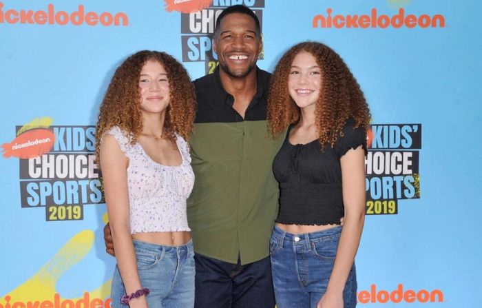 Michael Strahan (centro) y sus hijas Sophia Strahan (izquierda) e Isabella Strahan llegan a los Kids' Choice Sports Awards en el Barker Hangar en Santa Mónica, California, el 11 de julio de 2019. (Richard Shotwell/Invision/AP)
