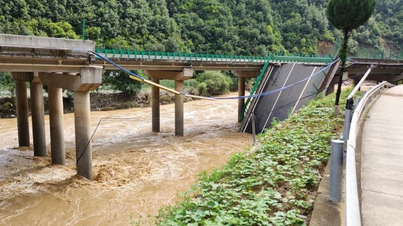 Lugar del derrumbe de un puente en el condado de Zhashui, en la ciudad de Shangluo, provincia noroccidental china de Shaanxi, 20 de julio de 2024. EFE/EPA/XINHUA/Liu Xiao 