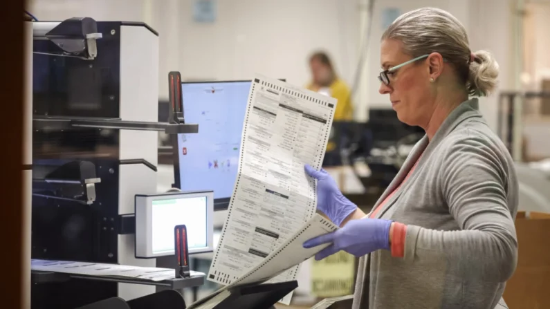 Un trabajador electoral escanea las boletas enviadas por correo en el Centro de Tabulación y Elecciones del Condado de Maricopa en Phoenix, Arizona, el 7 de noviembre de 2022. (Justin Sullivan/Getty Images)





