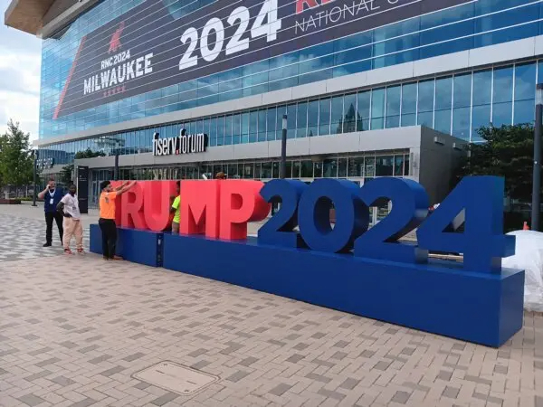 Trabajadores se preparan para desmontar las palabras "TRUMP 2024" en el exterior del Fiserv Forum el 19 de julio de 2024, el día después del final de la Convención Nacional Republicana. (Nathan Worcester/The Epoch Times).