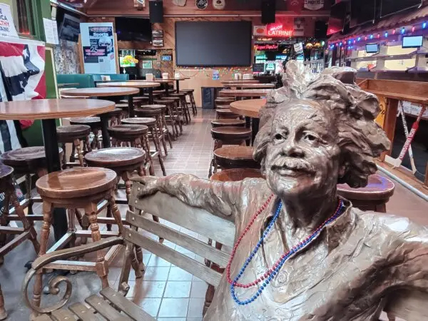 Una estatua del físico Albert Einstein descansando recibe a los visitantes del Major Goolsby's el 19 de julio de 2024. El bar & grill, que ofrece un 50% de descuento a las fuerzas policiales, registró un fuerte negocio durante la Convención Nacional Republicana de la semana anterior. (Nathan Worcester/The Epoch Times)