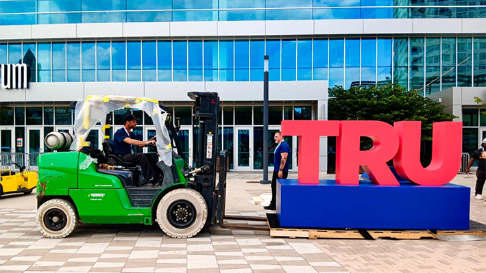 Trabajadores desmontan las letras "TRUMP 2024" en el exterior del Fiserv Forum el 19 de julio de 2024, el día después de que concluyera la Convención Nacional Republicana. (Nathan Worcester/The Epoch Times)