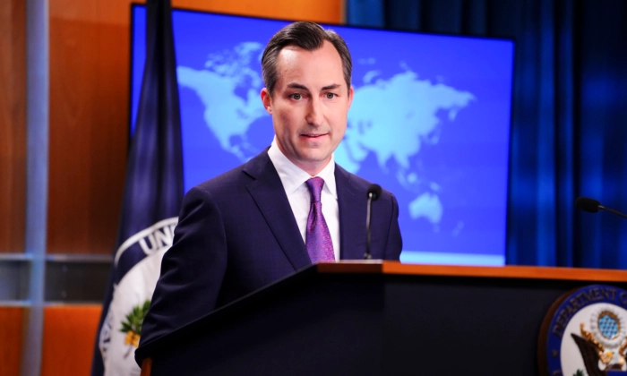 El portavoz del Departamento de Estado, Matthew Miller, habla durante una rueda de prensa en el Departamento de Estado en Washington el 24 de julio de 2023. (Madalina Vasiliu/The Epoch Times)