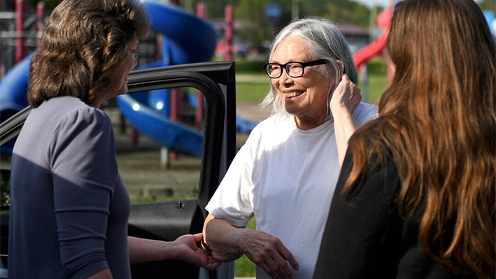 Sandra Hemme (C) se reúne con familiares y simpatizantes tras ser liberada del Centro Correccional de Chillicothe en Chillicothe, Misuri, el 19 de julio de 2024. HG Biggs/The Kansas City Star vía AP)
