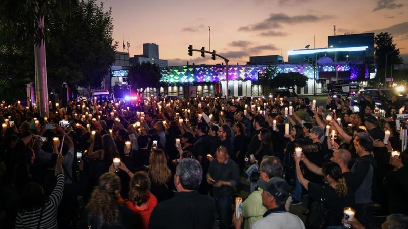 Personas realizan una vigilia con veladoras por la inseguridad, el 17 de julio de 2024, en la ciudad de Tijuana, en Baja California (México). EFE/Joebeth Terríquez