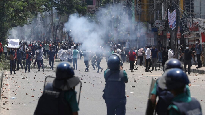 Los estudiantes se enfrentan a la policía antidisturbios durante una protesta contra el sistema de cuotas para los empleos públicos, en Dhaka, Bangladesh, el 18 de julio de 2024. Rajib Dhar/Foto AP)
