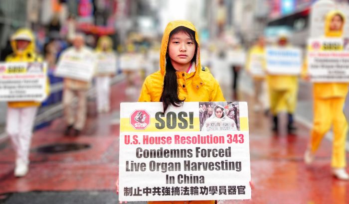 Los practicantes de Falun Gong participan en un desfile para celebrar el Día Mundial de Falun Dafa, mientras piden el fin de la persecución contra Falun Gong en China, en la ciudad de Nueva York el 10 de mayo de 2024. (Samira Bouaou/The Epoch Times)