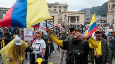 Militares retirados protestan en Bogotá contra el presidente colombiano