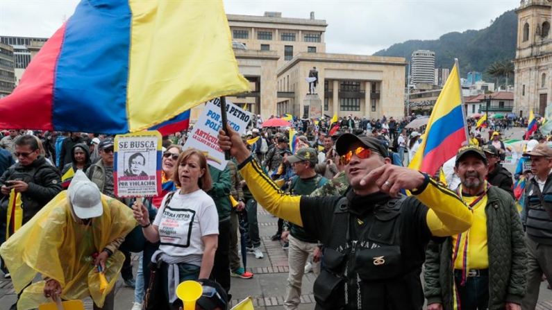 Ciudadanos y militares retirados protestan contra el presidente de Colombia, Gustavo Petro, este sábado 20 de julio de 2024 en la Plaza de Bolívar, en Bogotá (Colombia). EFE/ Carlos Ortega