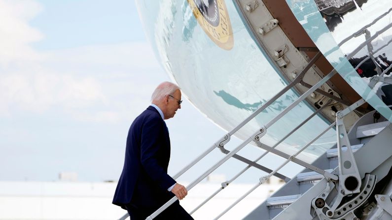 El presidente de los Estados Unidos, Joe Biden, aborda el Air Force One mientras sale del Aeropuerto Internacional Harry Reid en Las Vegas, Nevada, el 17 de julio de 2024, rumbo a Delaware. (KENT NISHIMURA/AFP via Getty Images)