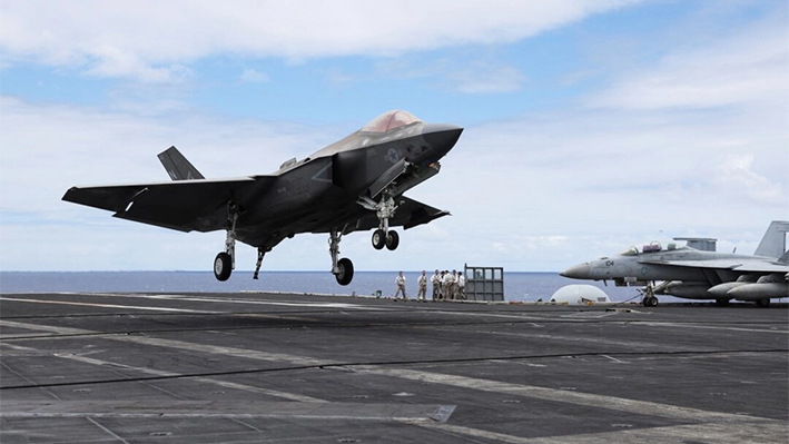 Un avión F-35 aterriza en la pista del portaaviones USS Carl Vinson durante las maniobras militares Rimpac (Rimpac), a unas 100 millas al sur de Oahu, Hawái, el 19 de julio de 2024. Marco Garcia/File Photo/Reuters)