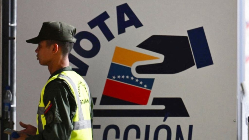 Un miembro de la guardia nacional pasa frente al centro de información del Consejo Nacional Electoral (CNE) en Caracas (Venezuela) el 16 de julio de 2024. (Juan Barreto/AFP vía Getty Images)