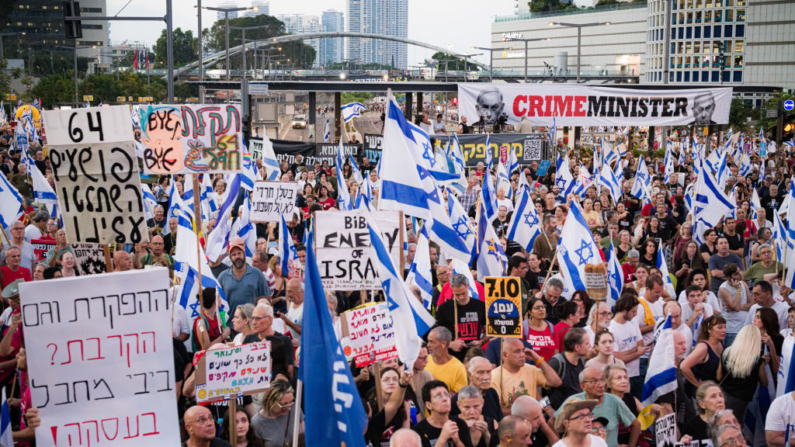 Manifestantes en Tel-Aviv, Israel, el 20 de julio de 2024, durante una protesta contra el gobierno de Netanyahu. (Raphael Gotheil/Hans Lucas/AFP vía Getty Images)