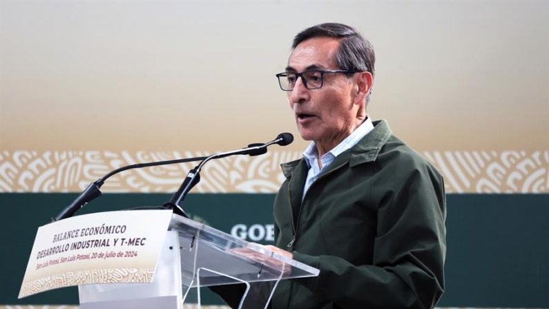 Fotografía cedida el 20 de julio de 2024, por la presidencia de México, donde se observa al Secretario de Hacienda y Crédito Público (SHCP), Rogelio Ramírez de la O, durante un acto protocolario del presidente de México, Andrés Manuel López Obrador, en San Luis Potosí (México). EFE/Presidencia de México