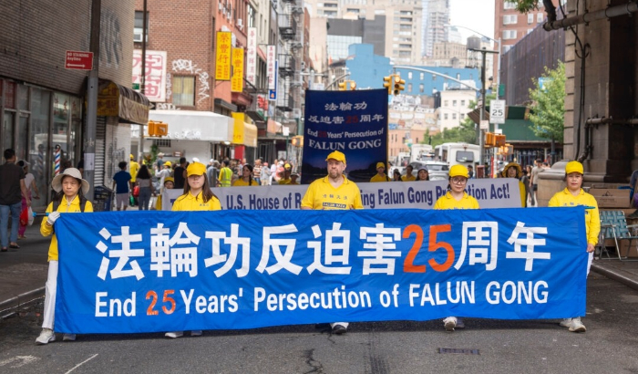 Los practicantes de Falun Gong marchan durante un desfile que pide el fin de los 25 años de persecución continua del Partido Comunista Chino contra esta práctica espiritual, en la ciudad de Nueva York el 20 de julio de 2024. (Samira Bouaou/The Epoch Times)
