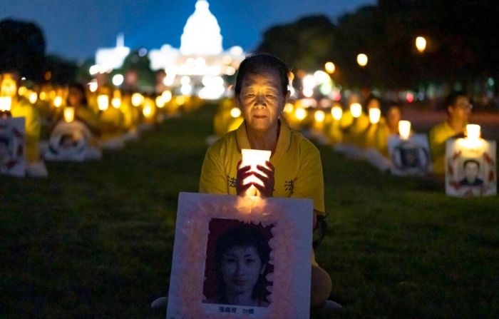 Los practicantes de Falun Gong se reúnen para una vigilia con velas en conmemoración de la persecución a muerte de los practicantes de Falun Gong en China por parte del Partido Comunista Chino en el National Mall de Washington el 11 de julio de 2024. (Madalina Vasiliu/The Epoch Times)