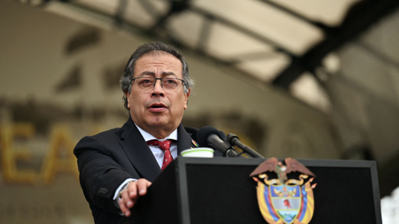 El presidente colombiano Gustavo Petro pronuncia un discurso durante una ceremonia militar en la escuela militar José María Córdova en Bogotá el 09 de julio de 2024. (Luis Acosta/AFP vía Getty Images)