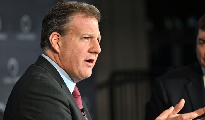 El gobernador de New Hampshire, Chris Sununu, habla en el escenario durante la Cumbre Concordia Lexington 2022, día 1, en el Lexington Marriott City Center, en Lexington, Kentucky, el 7 de abril de 2022. (Jon Cherry/Getty Images for Concordia)
