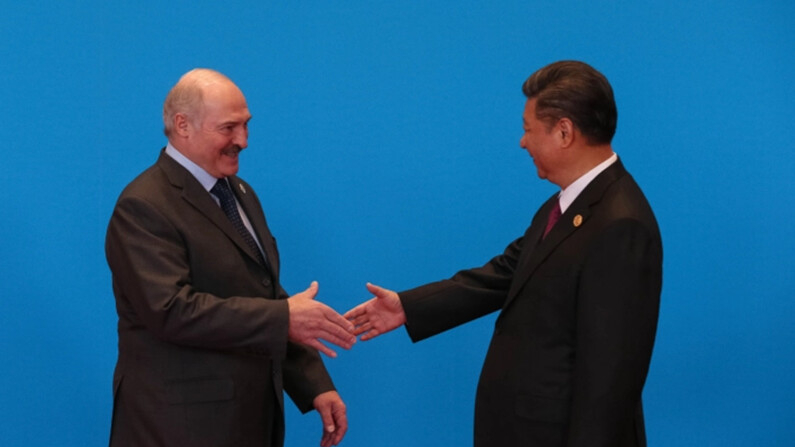 El líder chino Xi Jinping (der.) estrecha la mano del presidente bielorruso Alexander Lukashenko mientras asisten a la ceremonia de bienvenida en el lago Yanqi durante el Foro de la Franja y la Ruta, en Beijing, China, el 15 de mayo de 2017. (Roman Pilpey-Pool/Getty Images)