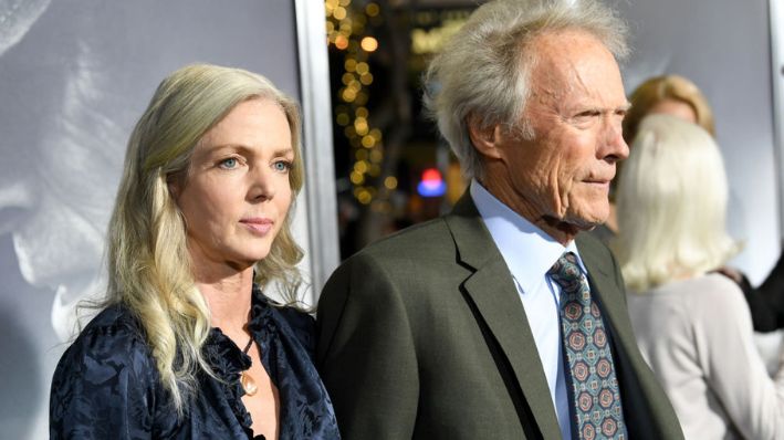 Christina Sandera (Izq.) y Clint Eastwood llegan al estreno de "The Mule" de Warner Bros. Pictures en el Village Theatre, el 10 de diciembre de 2018 en Los Angeles, California. (Kevin Winter/Getty Images)