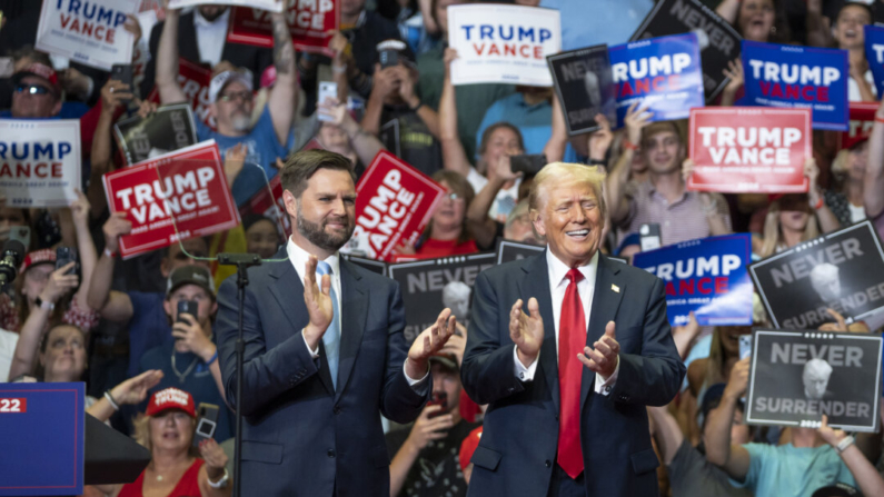 El candidato republicano a vicepresidente, el senador J. D. Vance (R-Ohio) y el expresidente Donald Trump llegan a un mitin en el Van Andel Arena en Grand Rapids, Michigan, el 20 de julio de 2024. (Madalina Vasiliu/The Epoch Times)