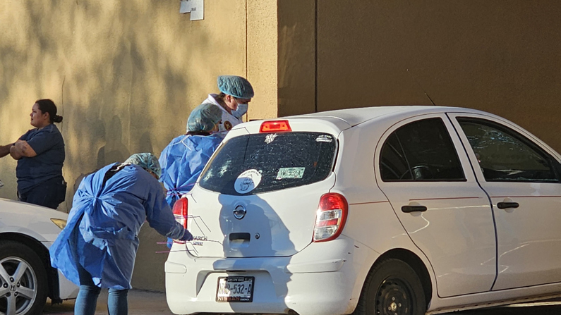 Agentes periciales inspeccionan una escena del crimen donde fue atacado el periodista mexicano, Federico Hans Hagalsieb Vanegas, el 17 de julio de 2024, en Caborca, estado de Sonora, México. (EFE/Str)