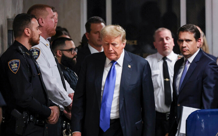 El expresidente Donald Trump sale de la sala de una corte al concluir su juicio, en la ciudad de Nueva York, el 30 de mayo de 2024. (Michael M. Santiago/Getty Images)