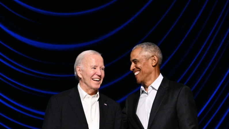 El presidente de Estados Unidos, Joe Biden, se ríe con el expresidente de Estados Unidos, Barack Obama, en el escenario durante una recaudación de fondos de campaña en el Teatro Peacock de Los Ángeles el 15 de junio de 2024. (MANDEL NGAN/AFP vía Getty Images)