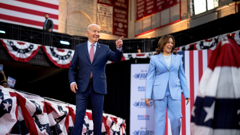 El presidente Joe Biden y la vicepresidenta Kamala Harris en un mitin de campaña en el Girard College de Filadelfia, Pensilvania, el 29 de mayo de 2024. (Andrew Harnik/Getty Images)