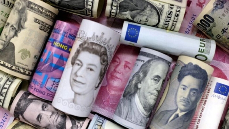 En esta ilustración se ven billetes de euro, dólar de Hong Kong, dólar estadounidense, yen japonés, libra y 100 yuanes chinos, el 21 de enero de 2016. (REUTERS/Jason Lee/Ilustración/Foto de archivo)