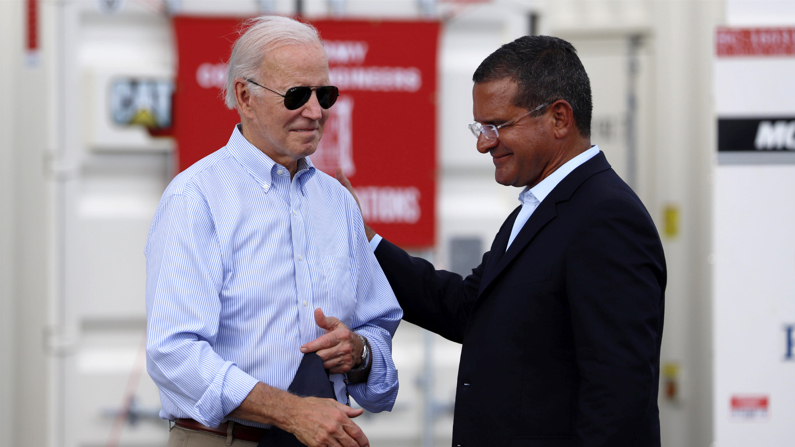 El presidente de Estados Unidos Joe Biden (Izq.) saluda a el gobernador de Puerto Rico, Pedro Pierluisi (Der.) durante su visita a la isla en Ponce, Puerto Rico. Fotografía de archivo. (EFE/Thais Llorca)