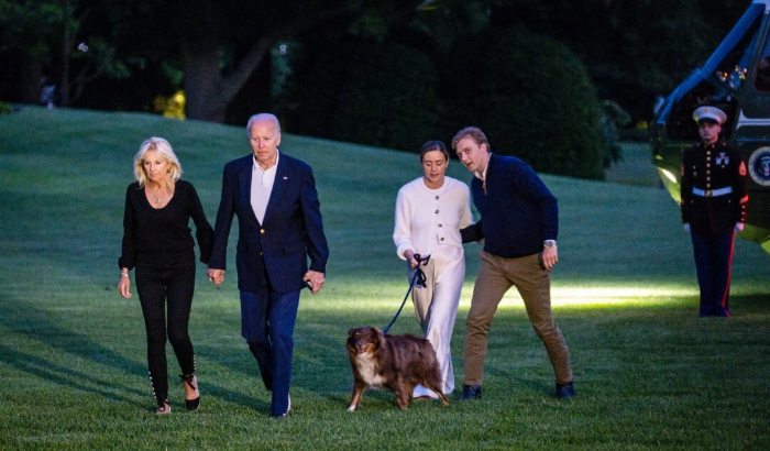 El presidente Joe Biden, la primera dama Jill Biden, su nieta Naomi Biden y su prometido Peter Neal caminan hacia la Casa Blanca desde el Marine One, en Washington, el 20 de junio de 2022. (Pete Marovich/Getty Images)
