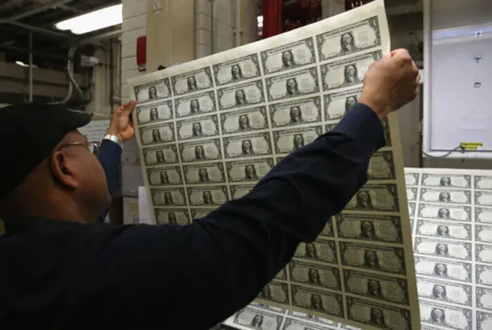 El supervisor de impresión Donavan Elliott inspecciona hojas recién impresas de billetes de 1 dólar en la Oficina de Grabado e Impresión en Washington, el 24 de marzo de 2015. (Mark Wilson/Getty Images)