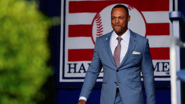 El miembro del Salón de la Fama Adrián Beltré llega a la ceremonia de inducción del Salón Nacional de la Fama del Béisbol en Cooperstown, N.Y., el 21 de julio de 2024. ( Julia Nikhinson/AP Photo)