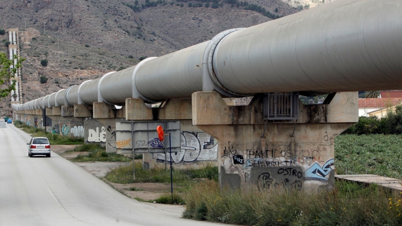 Fotografía de archivo de las tuberías que transportan el agua del trasvase Tajo-Segura. EFE/Morell