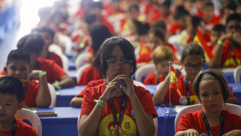 Imagen de los participantes en el ´Campeonato Mundial de Cálculo´ organizado por ALOHA que se ha celebrado hoy sábado en el Parque de Atracciones de Madrid. EFE / David Fernández.