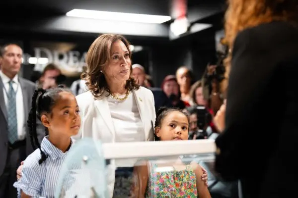 La vicepresidenta Kamala Harris pide un helado con sus sobrinas a Tyra Banks en la inauguración de la nueva heladería pop-up de Banks, Smize & Dream, el 19 de julio de 2024. (Erin Schaff - Pool/Getty Images)