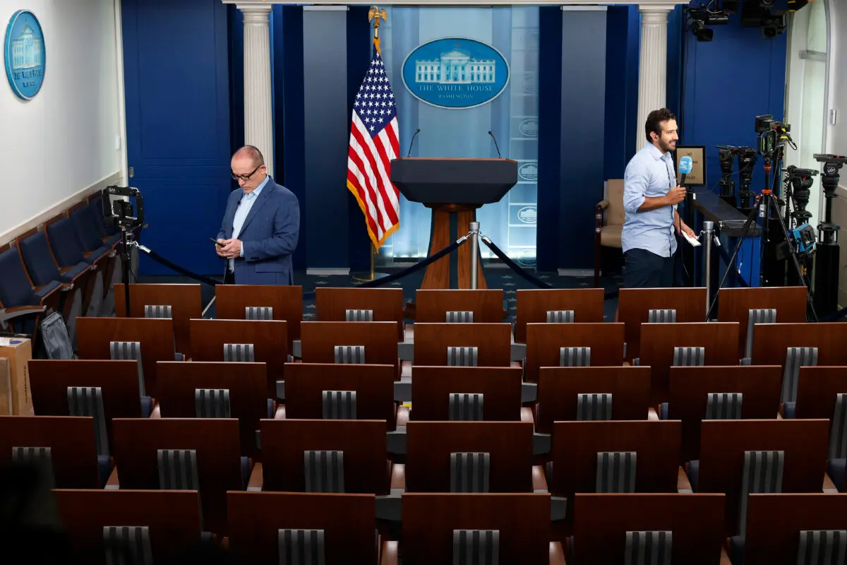 Corresponsales utilizan la Sala de Prensa de la Casa Blanca para presentar informes sobre la decisión del presidente de EE. UU. Joe Biden de no presentarse a la reelección el 21 de julio de 2024. (Chip Somodevilla/Getty Images)