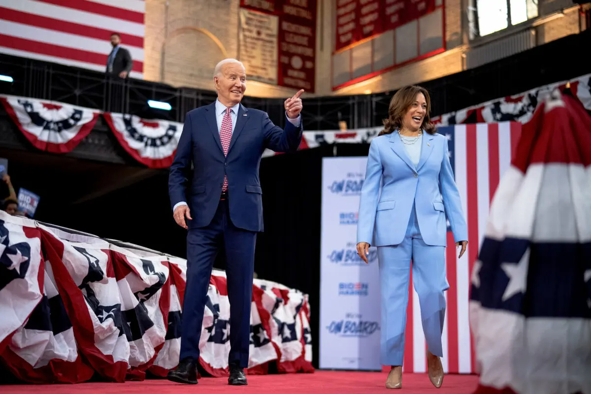 El presidente Joe Biden y la vicepresidenta Kamala Harris suben al escenario en un mitin de campaña en el Girard College de Filadelfia, Pensilvania, el 29 de mayo de 2024. (Andrew Harnik/Getty Images)