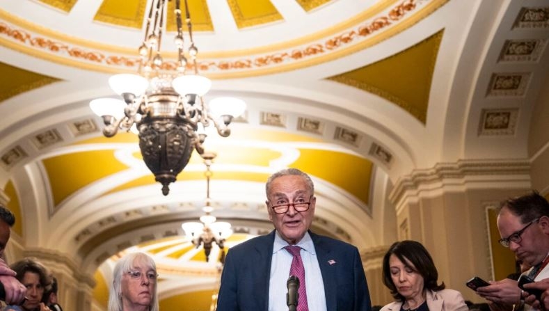 El senador Chuck Schumer (D-N.Y.) habla durante la rueda de prensa semanal del Senado en el edificio del Capitolio de EE. UU. en Washington el 9 de julio de 2024. (Madalina Vasiliu/The Epoch Times)