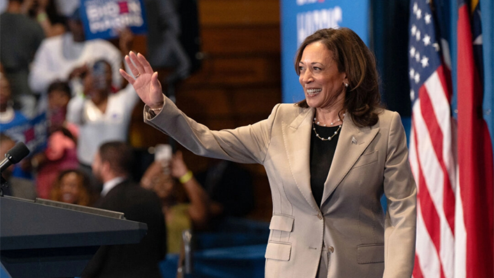 La vicepresidenta Kamala Harris saluda durante un acto de campaña en el instituto Westover de Fayetteville, Carolina del Norte, el 18 de julio de 2024. (Allison Joyce/AFP vía Getty Images)