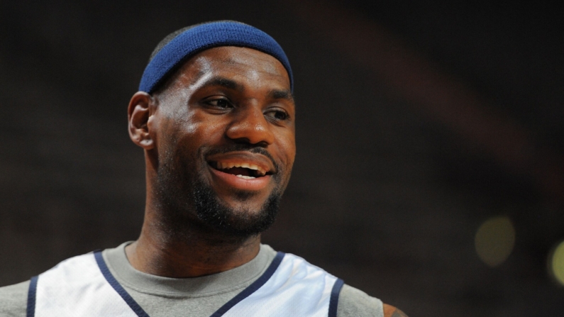 LeBron James del equipo olímpico de baloncesto de Estados Unidos asiste a una sesión de entrenamiento en vísperas de su partido de preparación contra el equipo GB de Gran Bretaña en el Manchester Arena en Manchester, noroeste de Inglaterra, el 18 de julio de 2012. (ANDREW YATES/AFP via Getty Images)